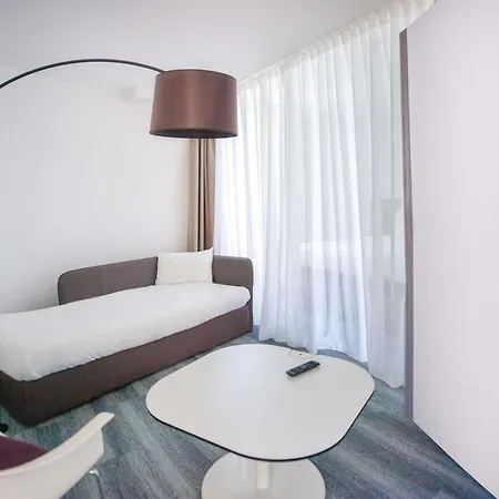 Novotel Paris Les Moulineaux מלון 4*