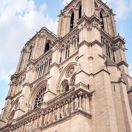 Novotel Paris Les Moulineaux Hotel 4*